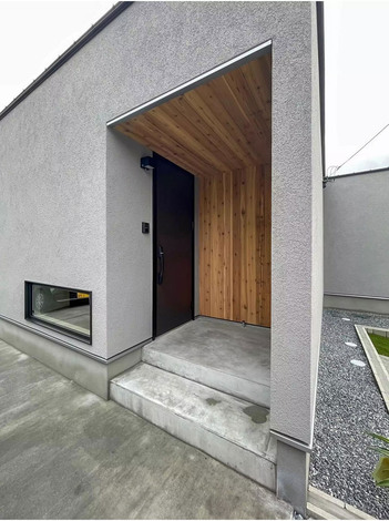 玄関回りは無垢を張り、あたたかみをプラス