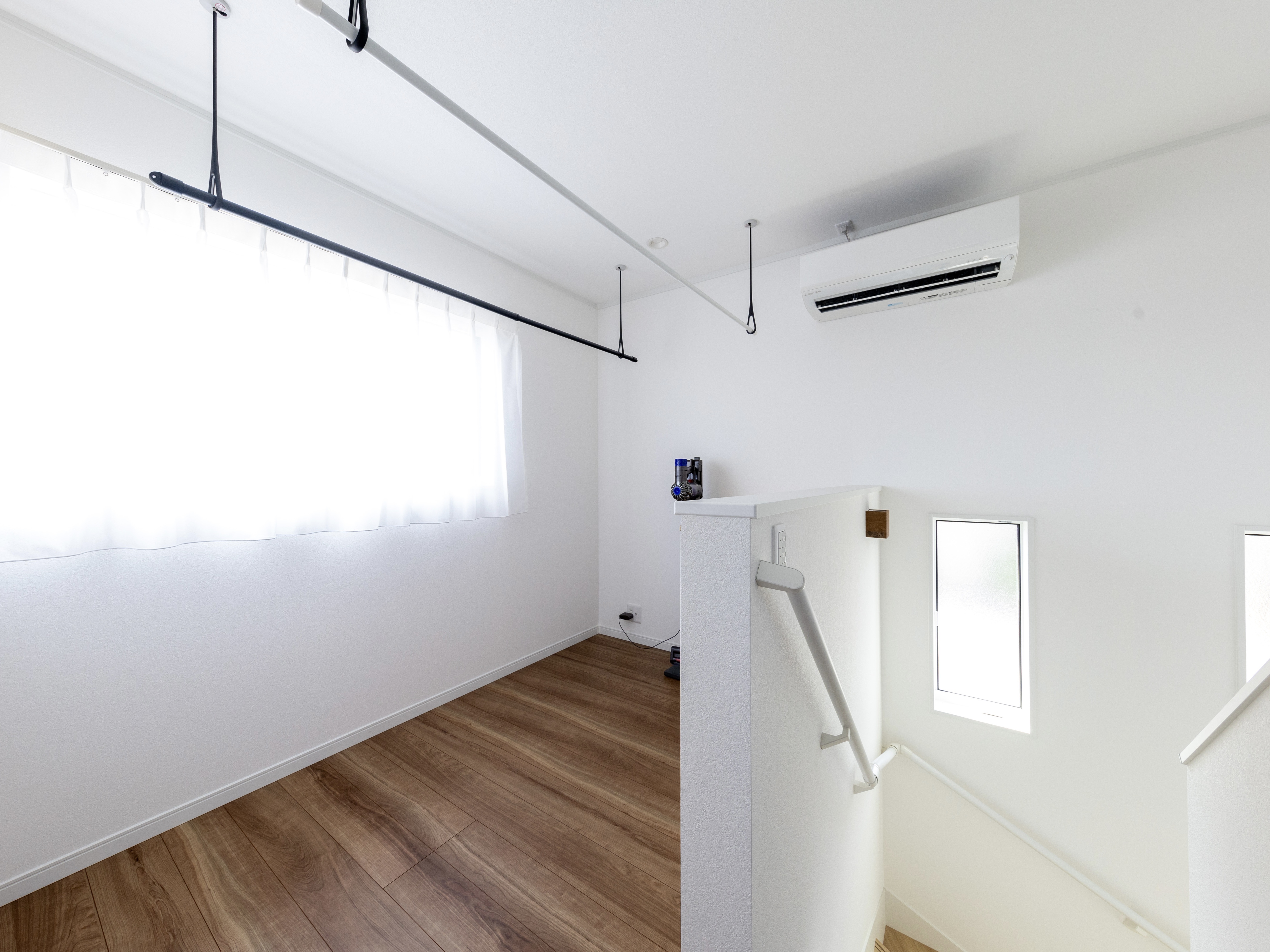 エスホーム｜日当たりの良い２階ホールには、洗濯物を干すスペースを確保。洗濯物を畳むなどができるよう、作業用のカウンターを設置。