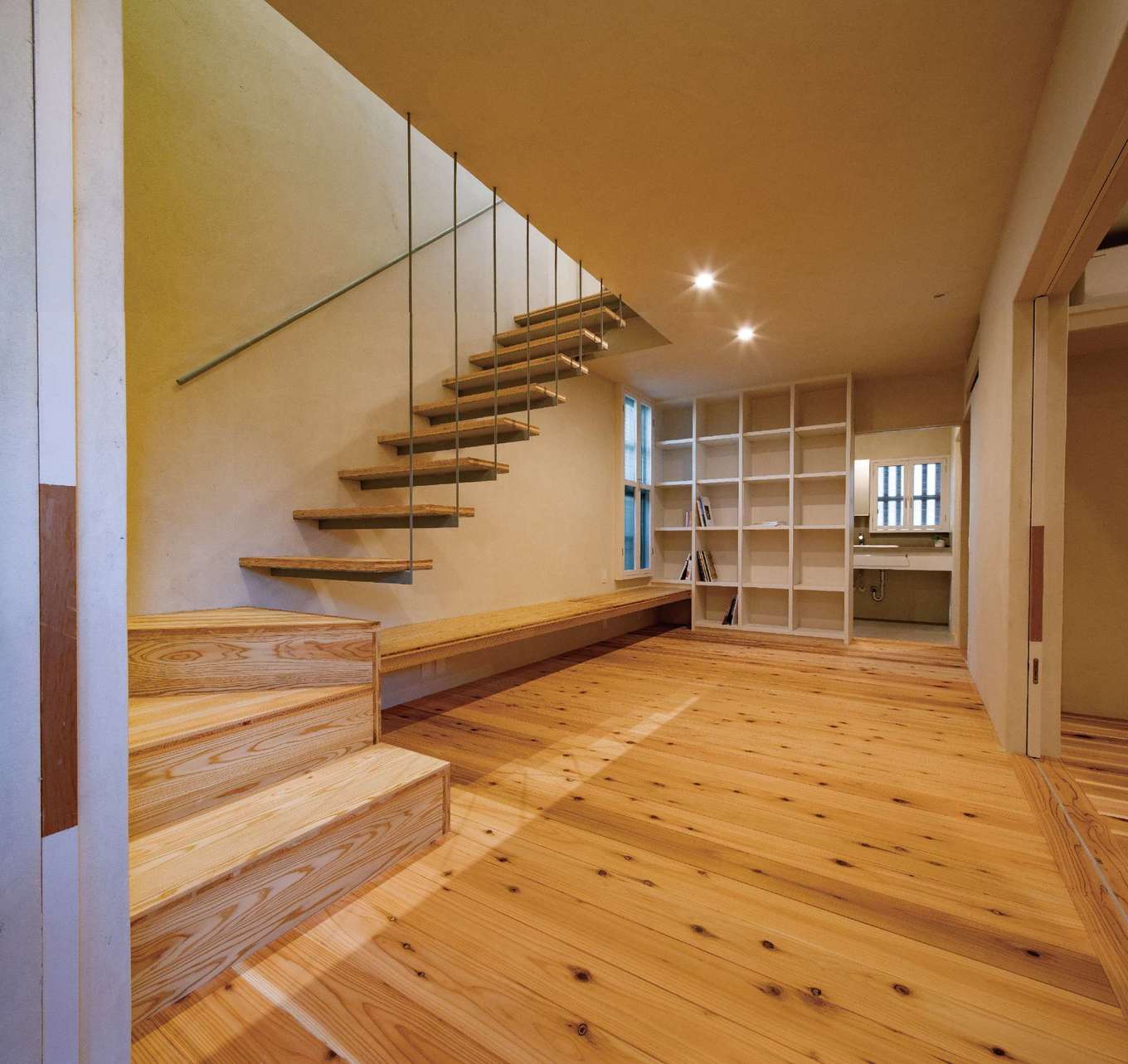 建杜 KENT（大栄工業）【デザイン住宅、間取り、建築家】玄関を入ると1階は大きな本棚のある図書室と寝室が