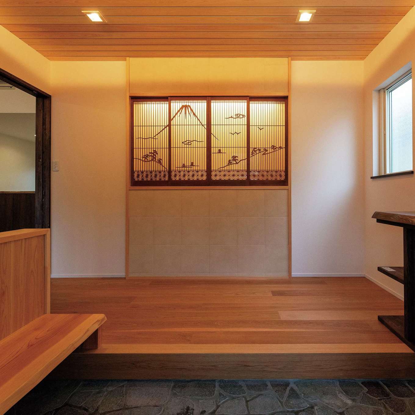 ハウスプラン（R＋house沼津・富士）【デザイン住宅、和風、平屋】旧宅の書院造の建具を玄関に。組子細工で描かれた富士山が空間に表情を添える
