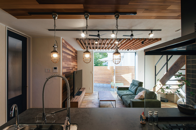 スタイリッシュな照明が印象的なLDK。開放感のある広々とした空間には、大きなソファが配置されている