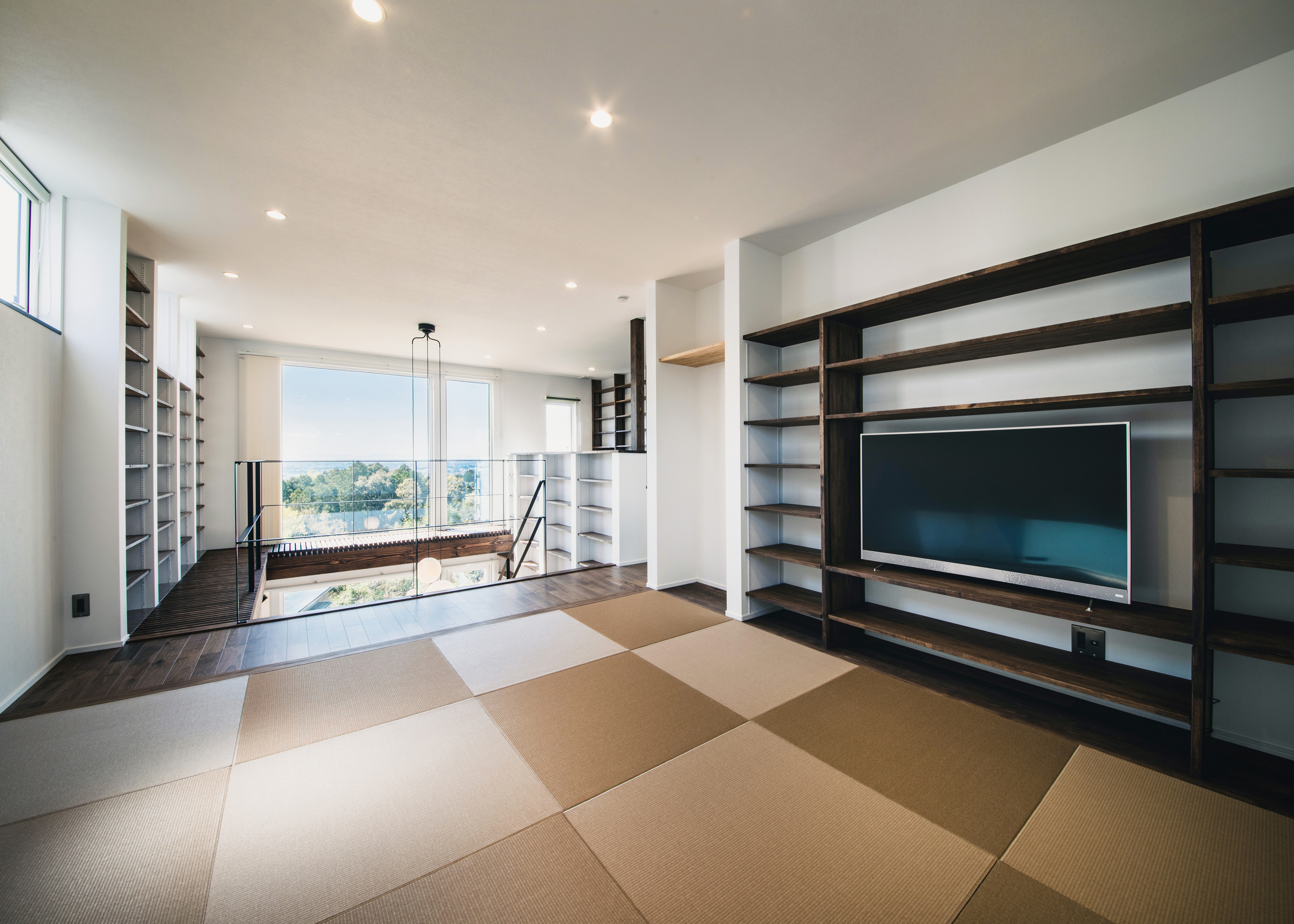 小幡建設【デザイン住宅、収納力、趣味】2階の畳コーナー。テレビボードは造作で。ときどき泊まりに来る両親の寝室にもなる