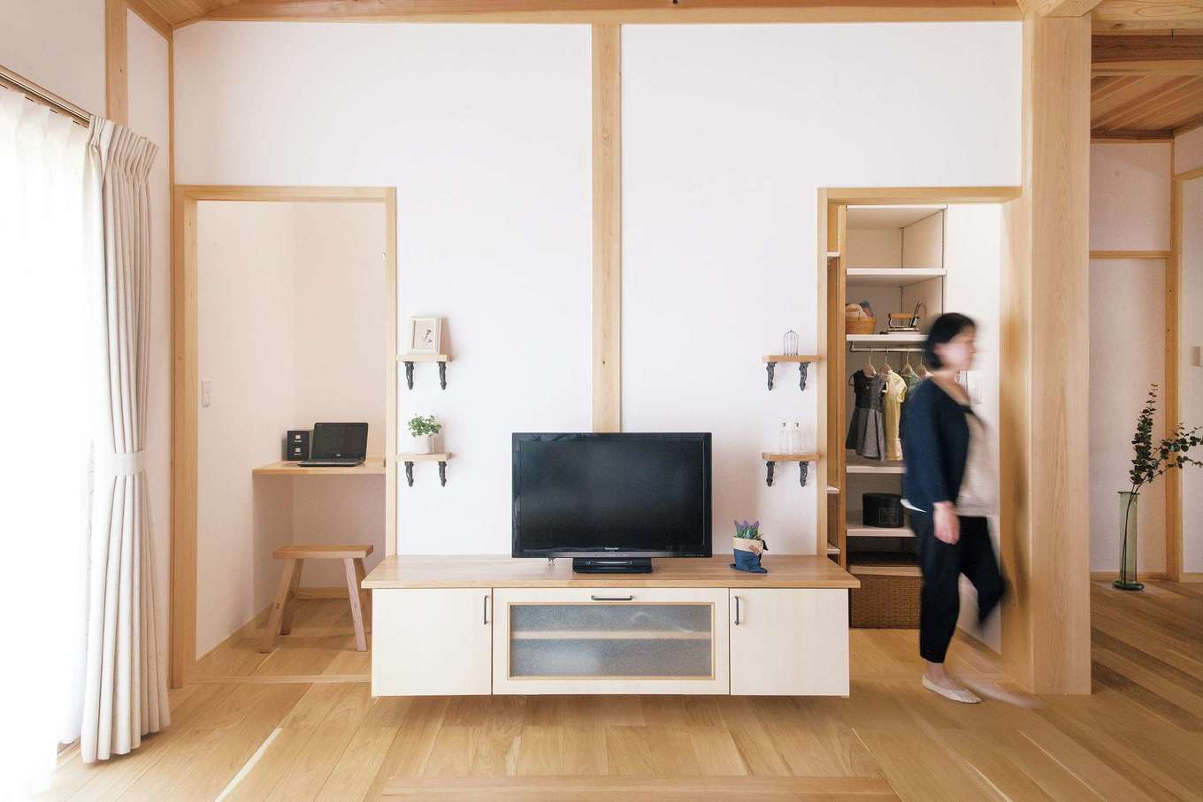深見工務店 S-style【収納力、自然素材、平屋】リビングスペースには、両サイドからウォークインできるリビング収納を設けた。乱雑になりがちなリビングも、この収納を設けることでスッキリ！