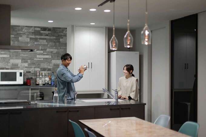 コットンハウス｜休日はご主人がバーテンダーになり、奥さまに自慢のカクテルをふるまう。おしゃれで収納充実のキッチンは、複数のメーカーのショールームに同行してくれた担当の永田さんに、メリットとデメリットを説明してもらって選んだそう