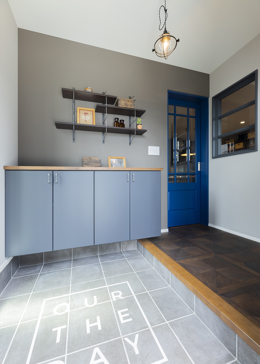 大和建設／BinO西尾南【デザイン住宅、インテリア】玄関土間には、滑りにくくて、汚れもつきにくいオリジナルのグラフィックタイルを採用。家に入った瞬間から、どっぷり自分の趣味の世界観に浸れる。土間収納はもちろん、その上の棚や照明、雑貨なども「DAYFIELD」のパッケージに含まれている