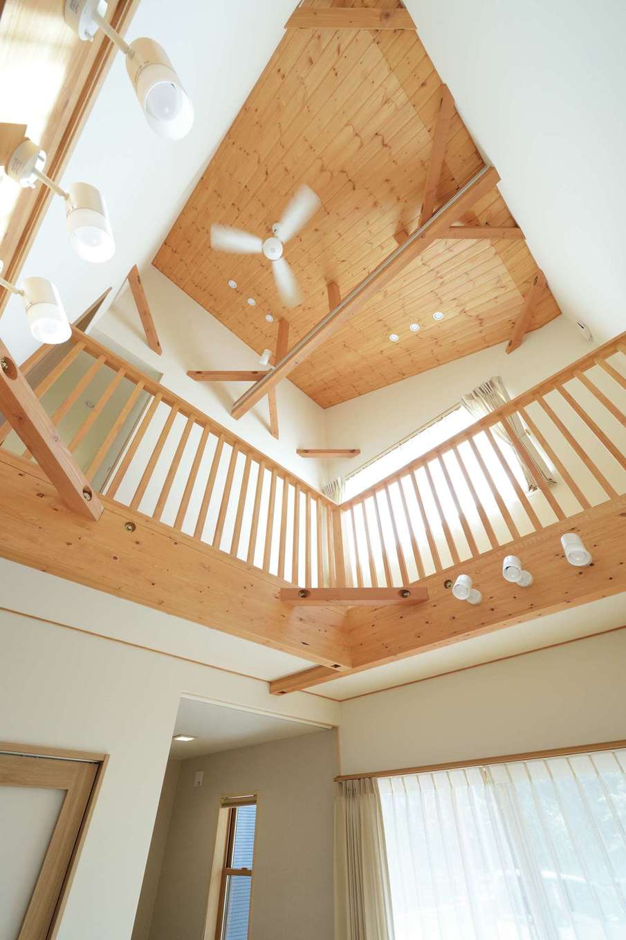 REIWA HOUSE（令和ハウス）【デザイン住宅、自然素材、省エネ】これほど大きな吹抜けがあっても、高い断熱・気密性能により、夏も冬も快適に過ごせる