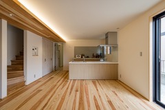 木の温もりと間接照明を感じるナチュラルモダンな家