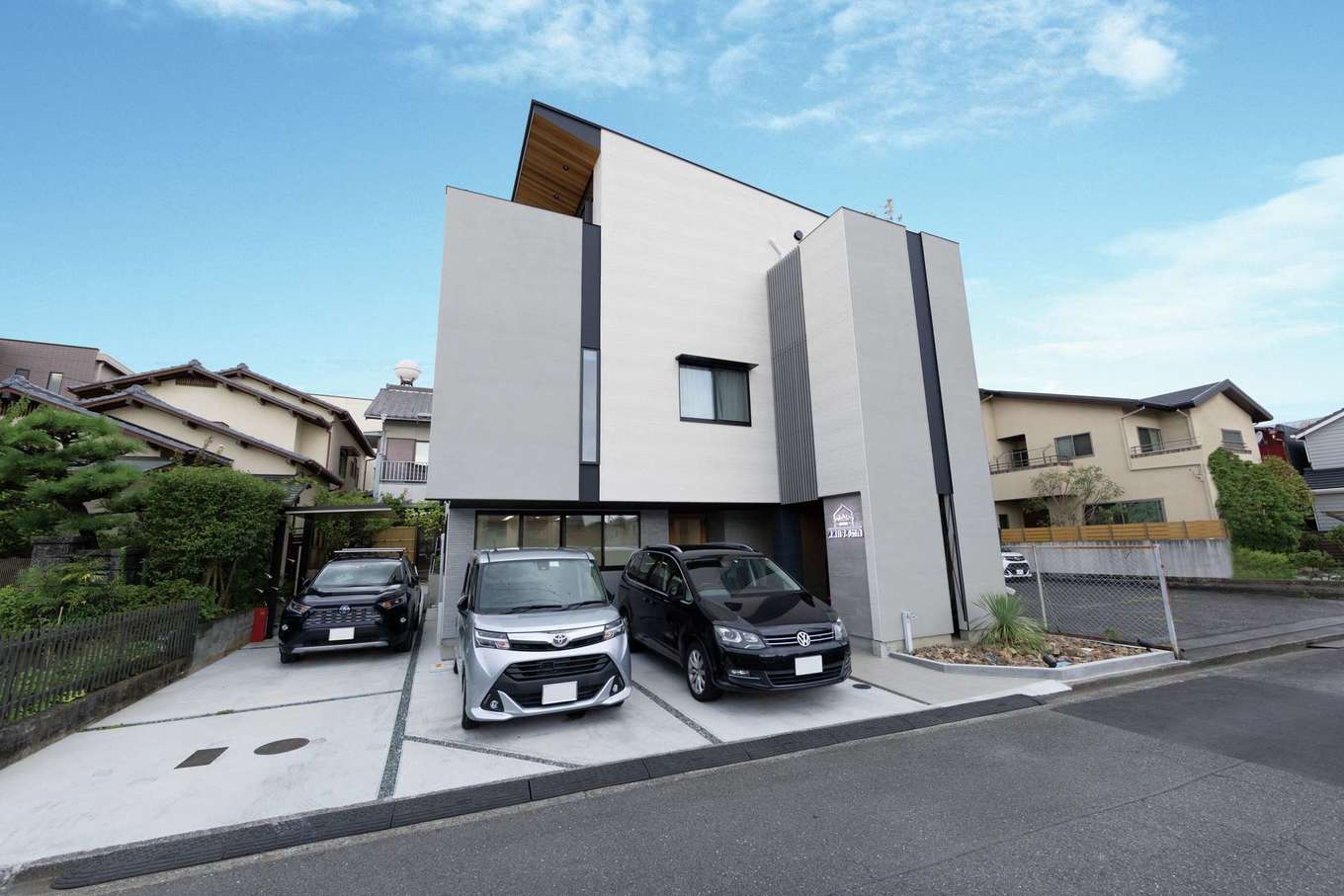 TENアーキテクツ 一級建築士事務所【子育て、高級住宅、間取り】鉄骨造・三階建てのO邸。1階が事務所、2階が寝室と子ども部屋、3階がLDK。許容応力度計算による構造計算を行い、耐震等級3を取得した