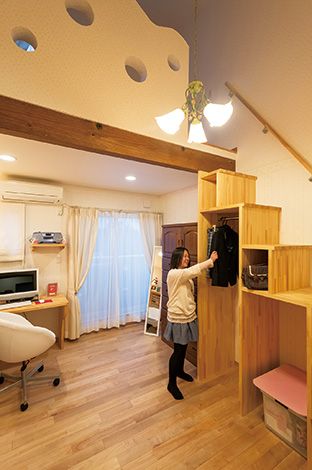 富士ホームズデザイン【デザイン住宅、輸入住宅、自然素材】お嬢さんの部屋は丸く切り取られた波型の腰壁で、かわいらしく。ハシゴではなく収納を兼ねた階段を設置した。造作のデスクにはメイクミラーもついている