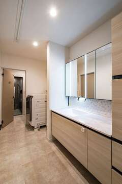 水回りは一直線に。女性が多いため洗面台は幅が広く、収納性に優れるものを選択