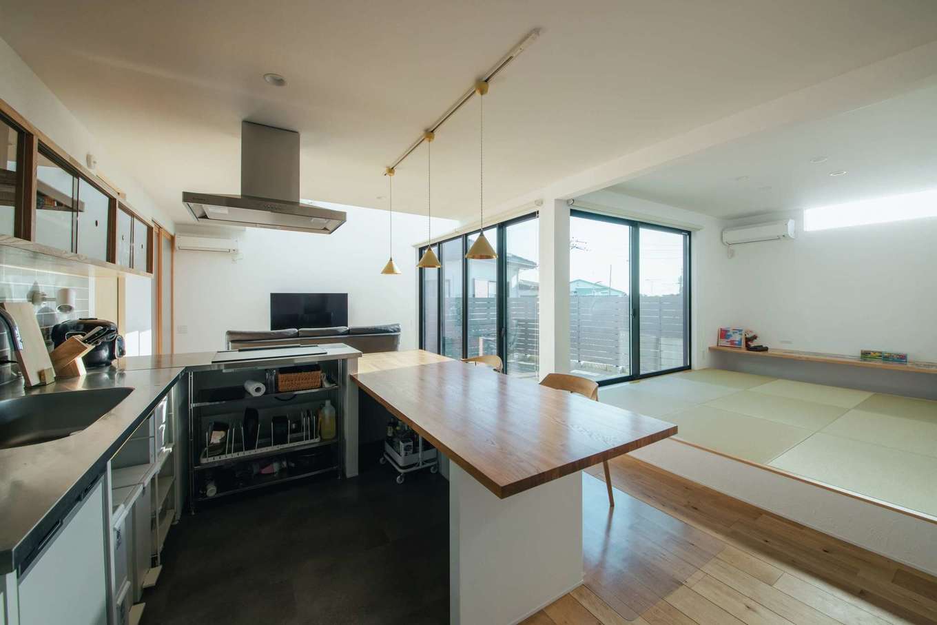  ソラマド浜松【デザイン住宅、子育て、間取り】将来、夫婦の寝室としても使えるよう小上がりの畳コーナーを設えた。ゲストが泊まりに来たときはロールスクリーンで間仕切りすることも。大きな窓から四季折々の庭に景色を眺めることができる