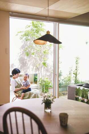 ダイニングの窓辺に座って中庭を眺めるひととき。「常に自然を身近に感じられるので、子どもの感性をゆたかにはぐくめそうです」と奥さま