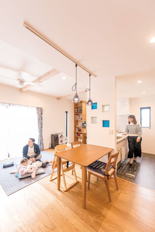 スモーキーな色合いのペンダントライトと、キッチン脇の壁に用いたブルーとクリアのガラスブロックは、海をイメージしたセレクト