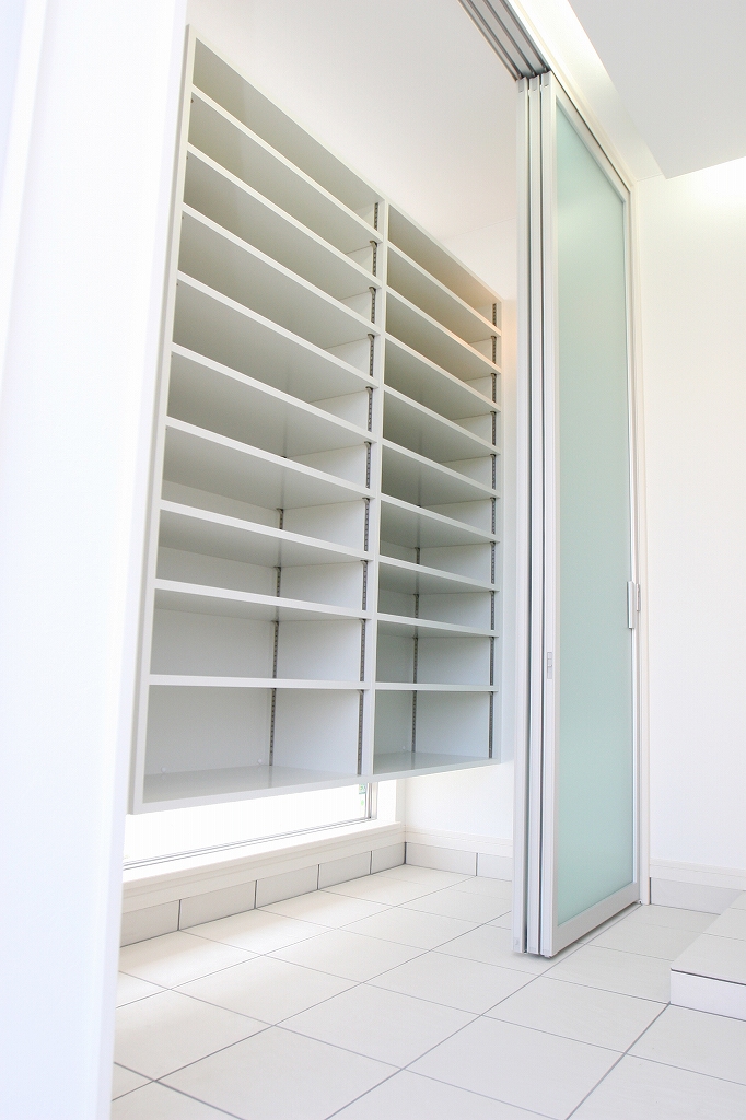 丸昇彦坂建設【デザイン住宅、子育て、間取り】浮かせたシューズクロークはお掃除がしやすいのもポイント。高窓から取り入れた光は天井や壁に反射して柔らかい明かるさをもたらす