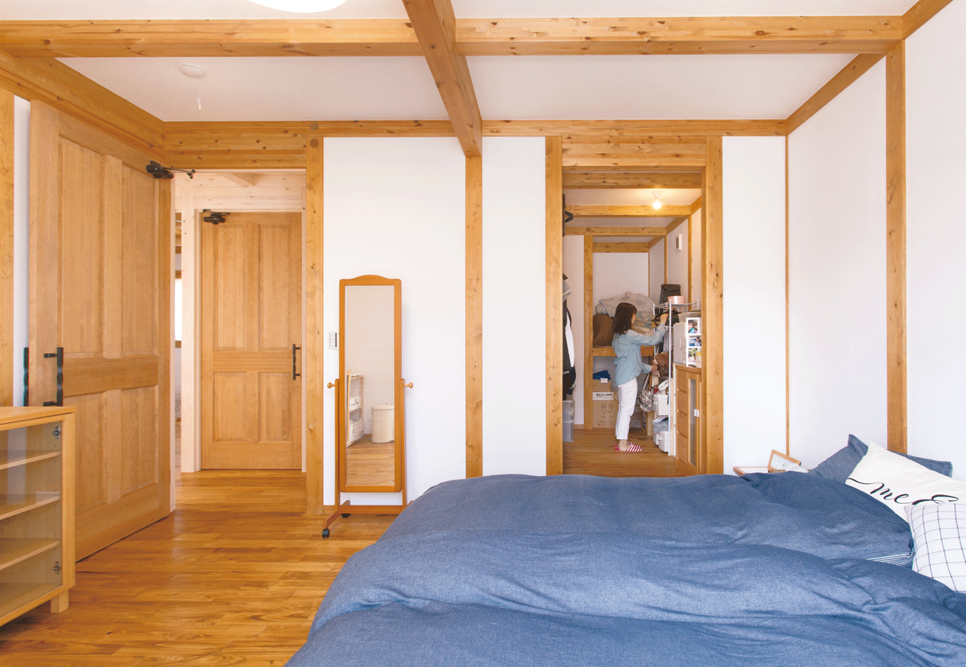 サイエンスホーム【デザイン住宅、自然素材、間取り】大容量のウォークインクローゼットを確保した主寝室。手に触れる
機会の多い建具も無垢材で造作。白い壁に柱と梁が映える真壁づくりの空間は調湿効果が高く、心からリラックスできるので、眠りの質も良くなる