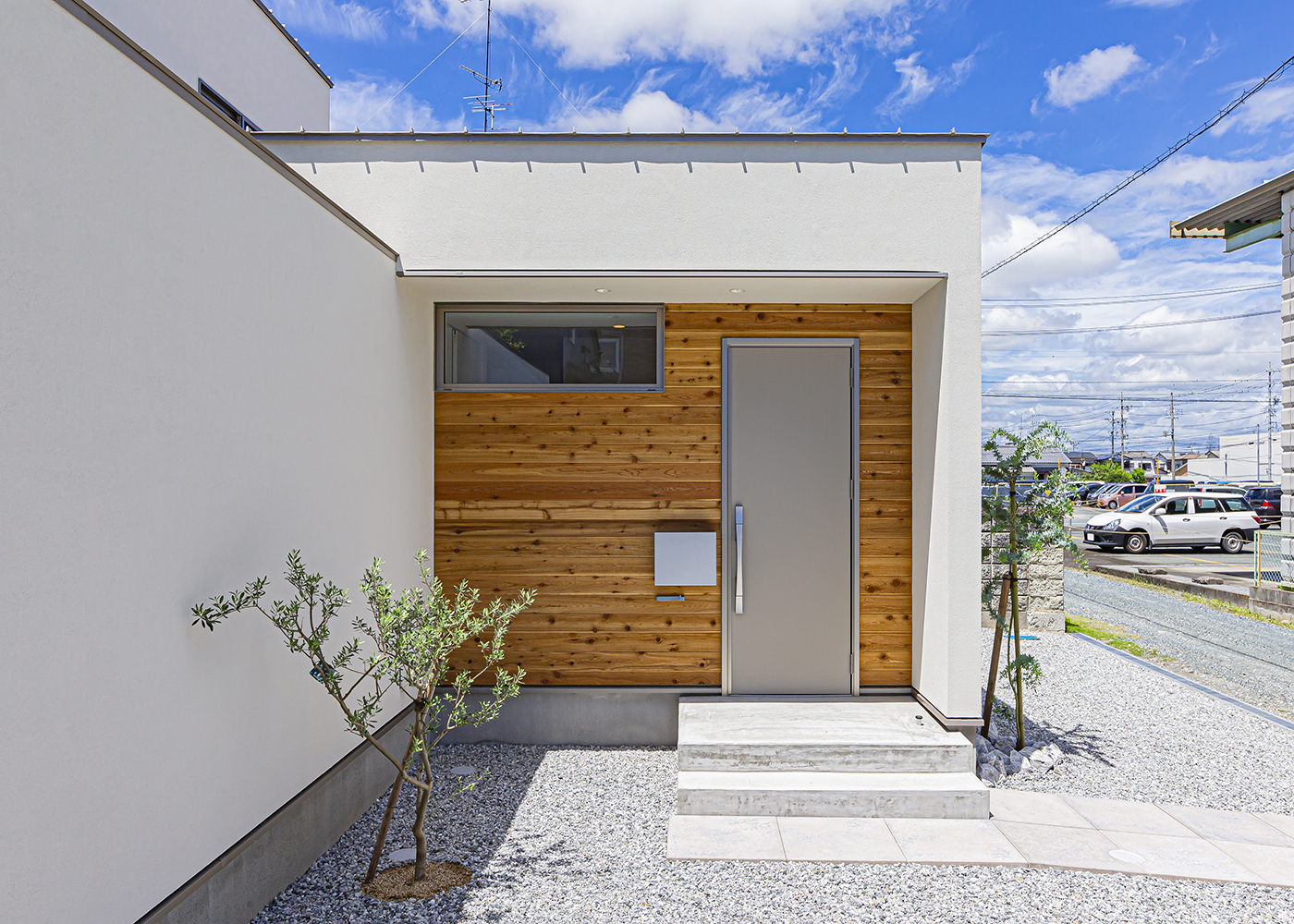 ARRCH アーチ【デザイン住宅、間取り、建築家】玄関ポーチの板張りの壁が外観のアクセント