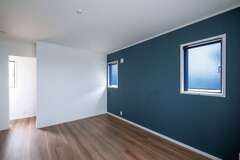 9.3畳の寝室はSさん夫妻の好きなブルーをポイントカラーに。2.6畳のウィークインクローゼットにつながっている