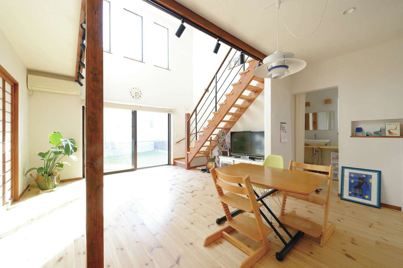 アイジースタイルハウス【デザイン住宅、自然素材、間取り】玄関からダイニング、そしてリビングに向かうに連れて視界が徐々に開け、より開放的に感じられる20畳のLDK