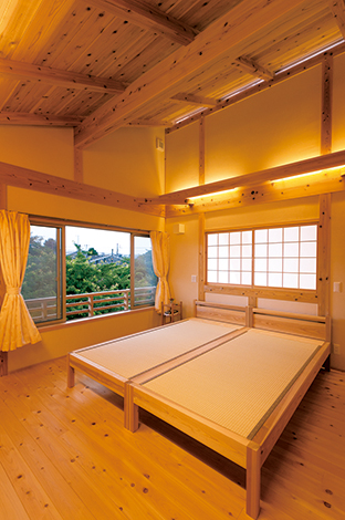 TENアーキテクツ 一級建築士事務所【和風、自然素材、建築家】寝室の窓からは富士山と箱根を望む。吹抜け側 の壁につけた障子窓は、明かり取りや空気循環に