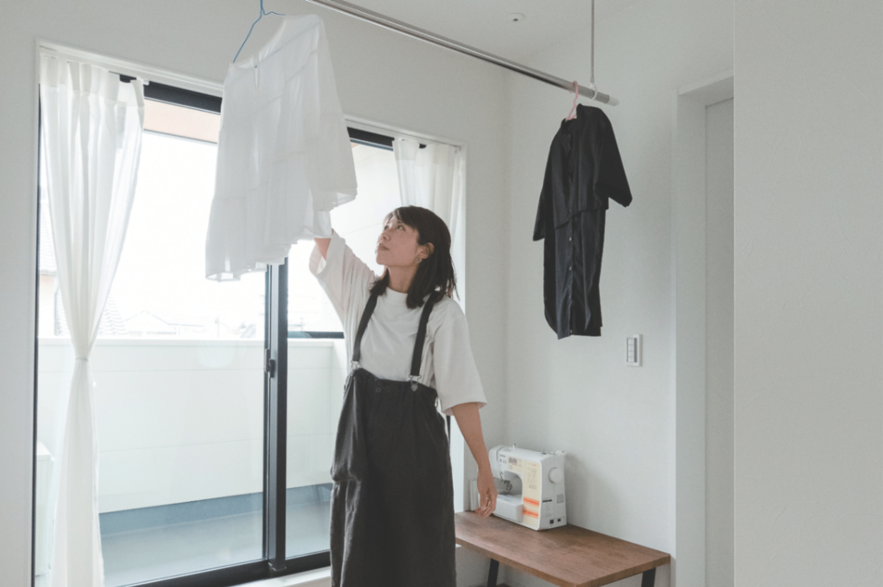 ひだまり工房【子育て、収納力、間取り】お子さまたちが花粉症ということで、フリースペースを部屋干しができる空間に。換気性が高いので、乾きやすく嫌な臭いもつきません。