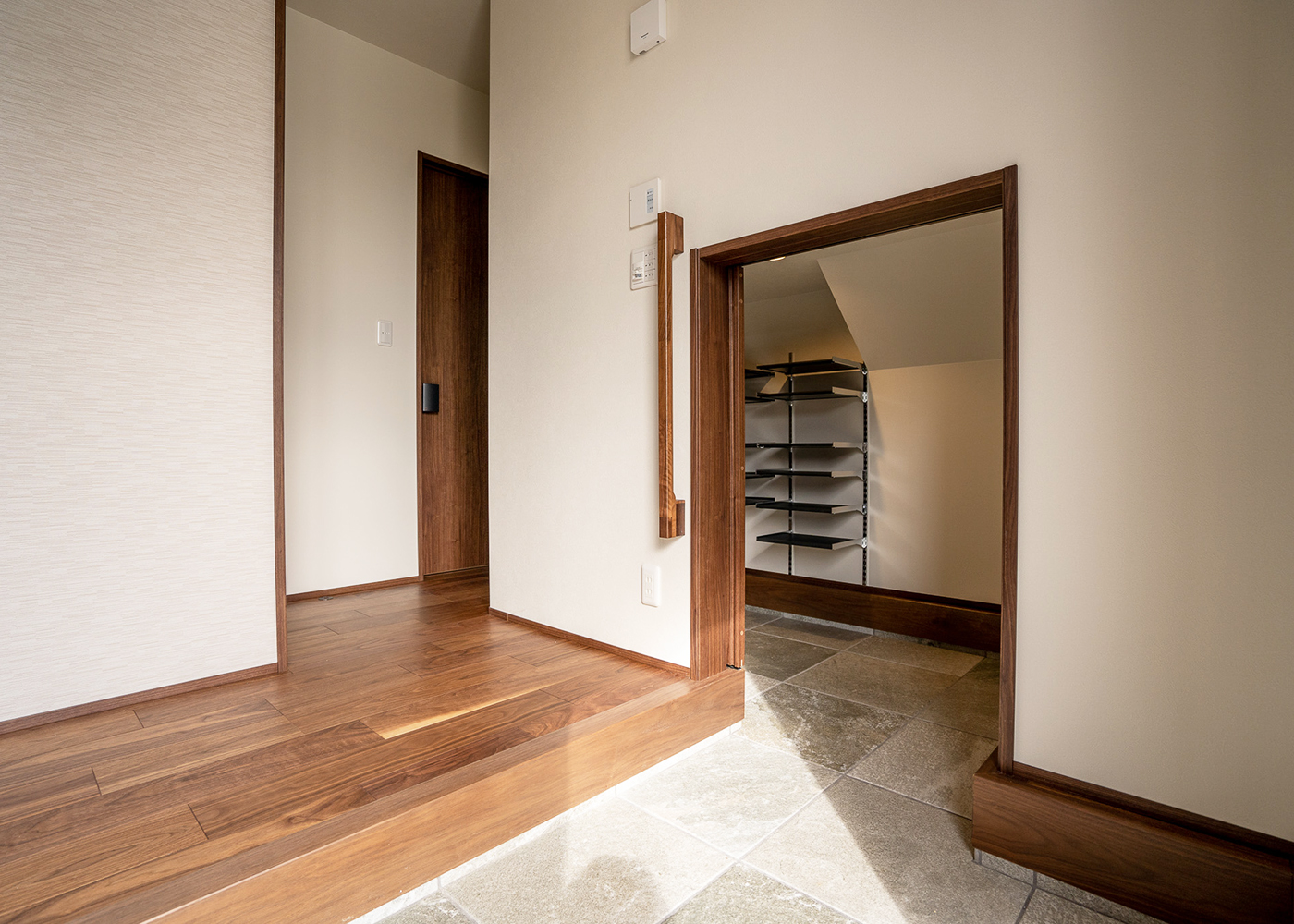 ミサワホーム甲信【デザイン住宅、収納力、間取り】階段下スペースを利用したシューズクローク。靴のほかスキーやスノーボード、キャンプなどアウトドア用品を収納できる。対面には吊り戸棚も設置