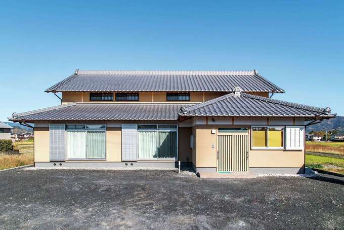 田んぼが広がるのどかな環境に、おおらかな構えの外観が溶け込む。小屋裏には通気用の窓を多く設置