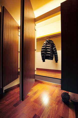 外から帰ってきてここにダウンジャケットやコートを掛ければ、お部屋もスッキリ。『アリアンス』なら、コンパクトハウスでもこんなにおしゃれな収納スペースが実現する