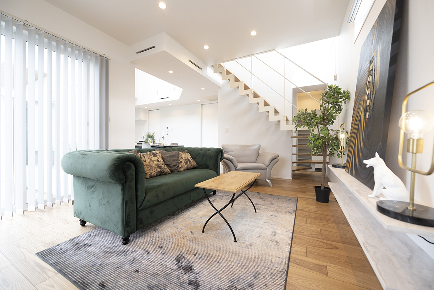 OWN RESORT HOME（オウンリゾートホーム）【デザイン住宅、子育て、間取り】L字型のLDKは27.8畳の大空間。つながりを持たせながら、緩やかにゾーニングされている。家具、照明、ブラインドは同社のインテリアショップ「OWN RESORT」が空間に合わせてコーディネート