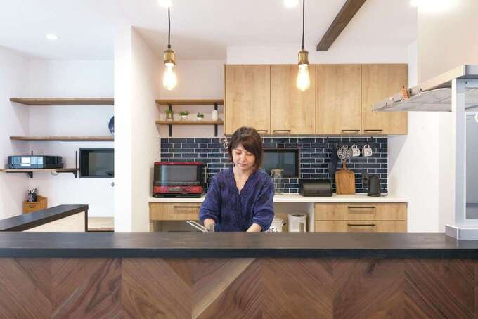 ヘリンボーン柄のカウンターは奥さまがイラストに描いた通り。「ネイビーのタイルは賭けでしたが、やってみたらすごくよかったです」と奥さま