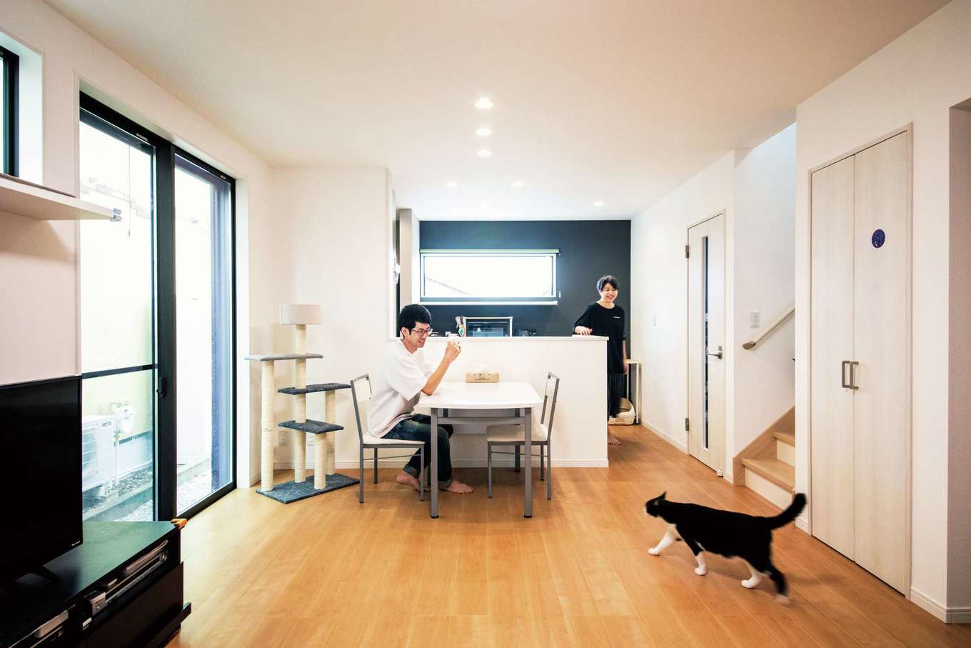 アフターホーム【1000万円台、夫婦で暮らす、ペット】白を基調としたLDK。床は猫の足腰にやさしく、手入れも簡単なワンラブフロア。キッチンのバックヤードにはアクセントクロスを貼って彩りを添えた