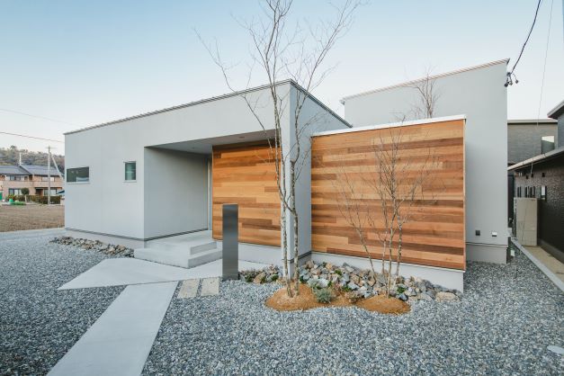 S.CONNECT（エスコネクト）【デザイン住宅、建築家、平屋】グレー×木目のコントラストが目を引く外観