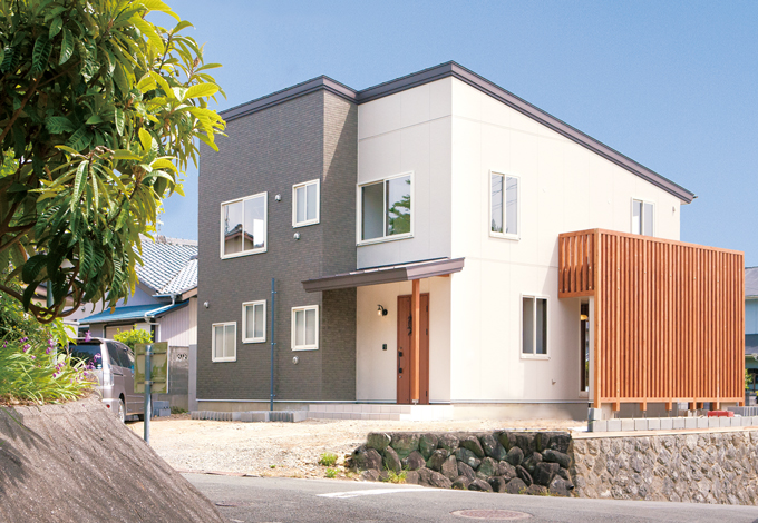 サイエンスホーム【1000万円台、デザイン住宅、間取り】ご主人が自分の足で見つけた自慢の土地に建つ外観。木の格子で建物を覆うメイクアップウッドが個性を引き立てる