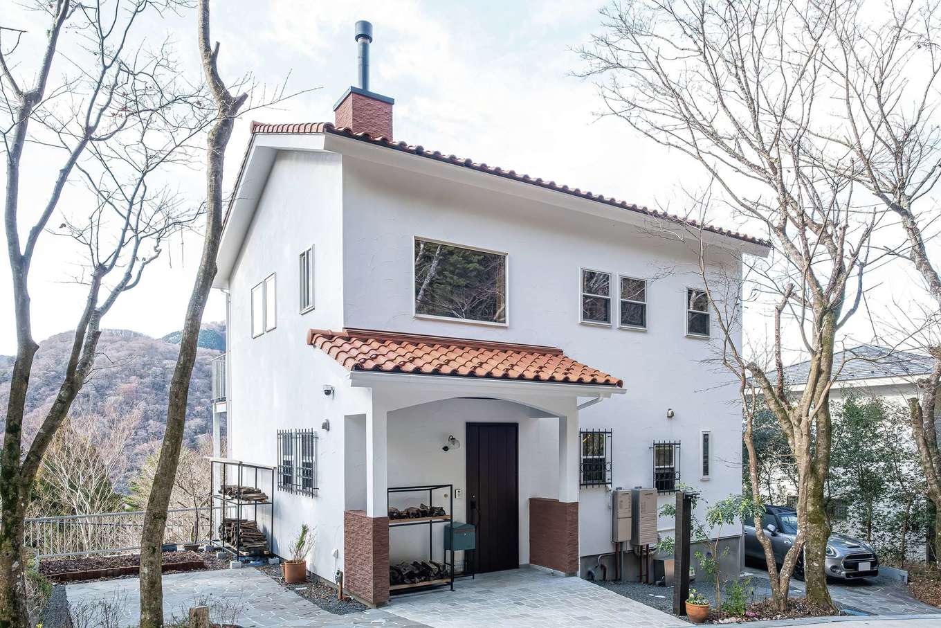 藤田工務店【自然素材、間取り、インテリア】外観はスペイン漆喰とオレンジの瓦屋根がかわいい南欧風のデザインに。周囲の環境にも溶け込んでいる