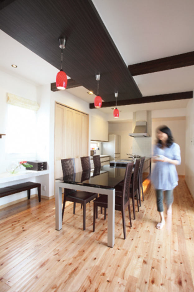 LDKを見渡せる開放的なオープンキッチン。天然石のTOPと貴重な黒檀のピアノ塗装だ。リビングを見渡せるオープンスタイルで家族団欒の場所に