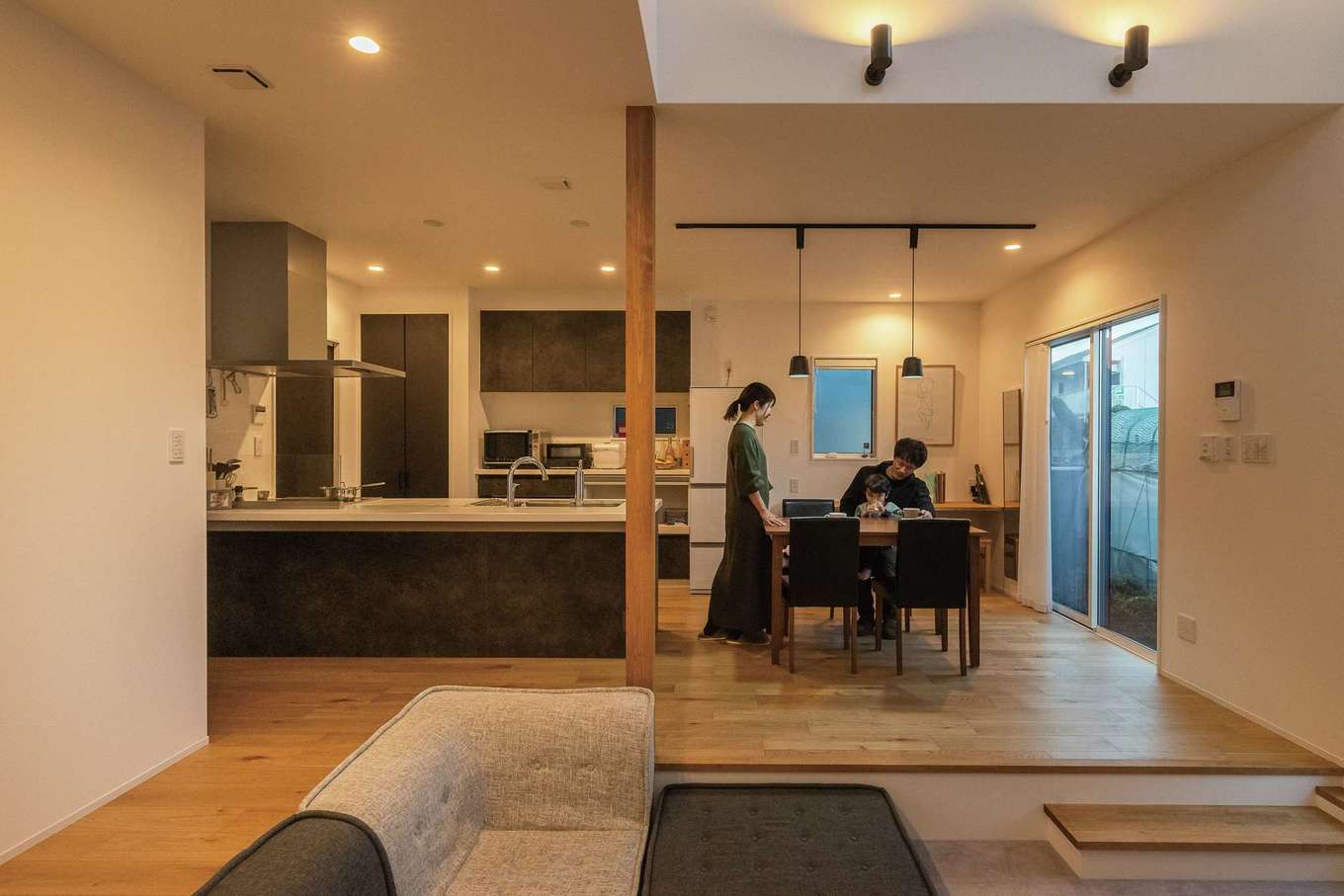 三和建設【子育て、収納力、間取り】横並びのキッチン＆ダイニング。キッチンからはリビングを見渡せ、子どもに目が届きやすい。コンロの背面にパントリー、奥に洗面脱衣室があり、玄関へとつながる回遊動線になっている