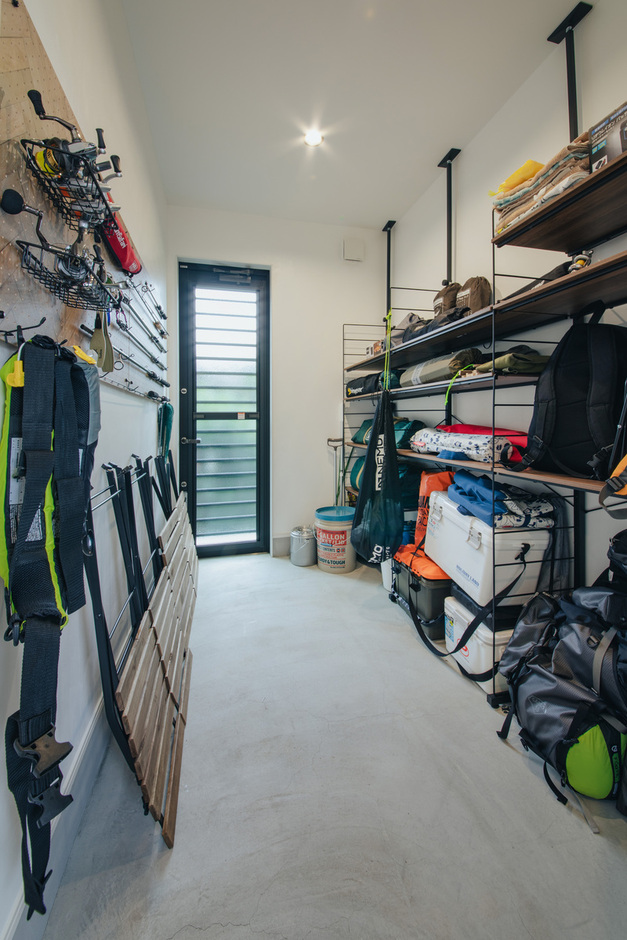 キャンプ用品や釣具など趣味のアウトドアグッズを収納する玄関