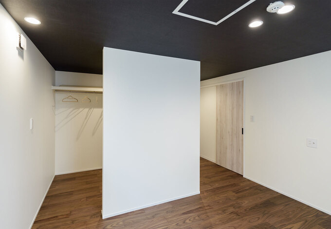 寝室の奥には大きなウォークインクローゼット