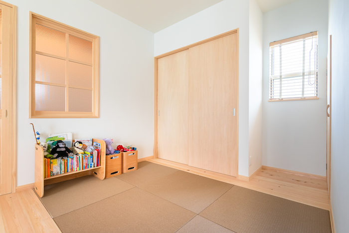 福工房【デザイン住宅、子育て、自然素材】リビング横にある畳コーナー。今は子どもの遊び場として