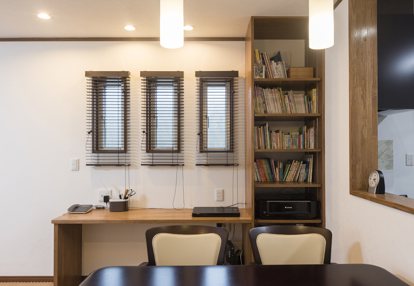 興友ハウス【子育て、収納力、間取り】リビングには書棚とカウンターが。「子どもの絵本をしまったり、パソコンを置く場所を作りたくて」とWさん