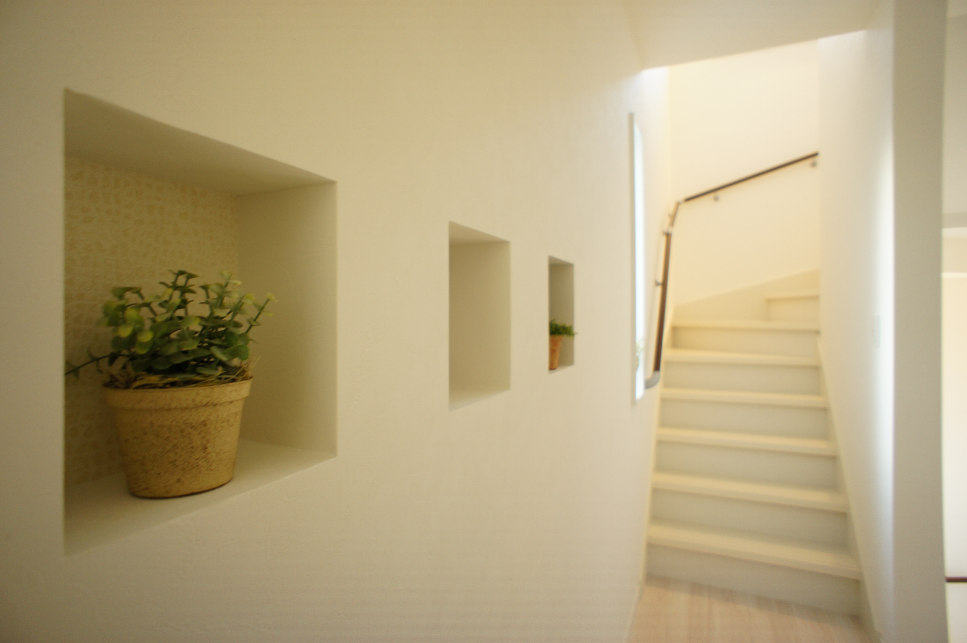 小野田産業～designers house project～｜壁にニッチが設けられた明るい廊下。階段への視線を誘導し、空間にアクセントを加えている。
