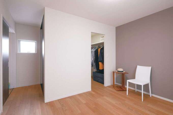 娘さんの寝室。収納の利便性にも配慮され、押し入れとウォークインが用意された