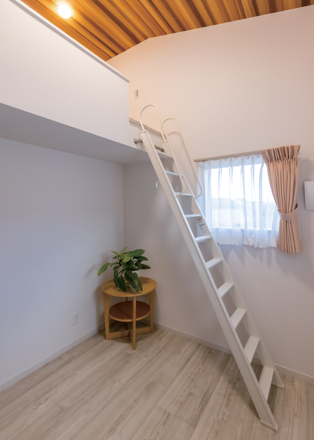 未来創建【子育て、省エネ、間取り】2つの子ども部屋はクローゼットを作らない代わりにロフトを設けて収納スペースを確保。部屋の外に子どもたち専用のウォークインクローゼットがある