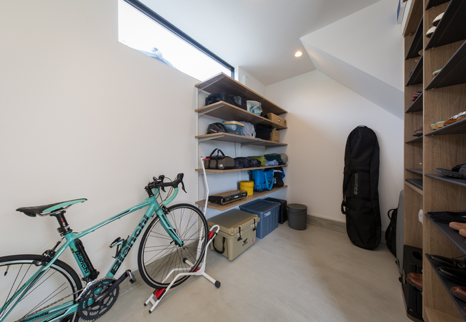 5.5畳の土間収納。ベビーカーや自転車のほか、スノボ、キャンプ用品といったアウトドアグッズをすっぽり収納できるので、リビングはいつもすっきり