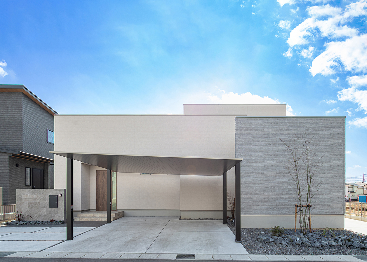 日本住建【デザイン住宅、収納力、間取り】スクエアなフォルムが美しい外観デザイン。窓を一切設けず、無駄な装飾も削ぎ落としながらシンプルでスタイリッシュなデザインを追求した。1階で生活できる平屋風の住まいになっている