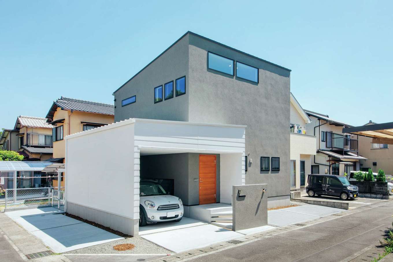 住家 JYUKA【デザイン住宅、間取り、インテリア】ガルバのシャープさと塗り壁の風合いが調和。閑静な住宅街になじみつつ、ほどよい個性を放つ外観