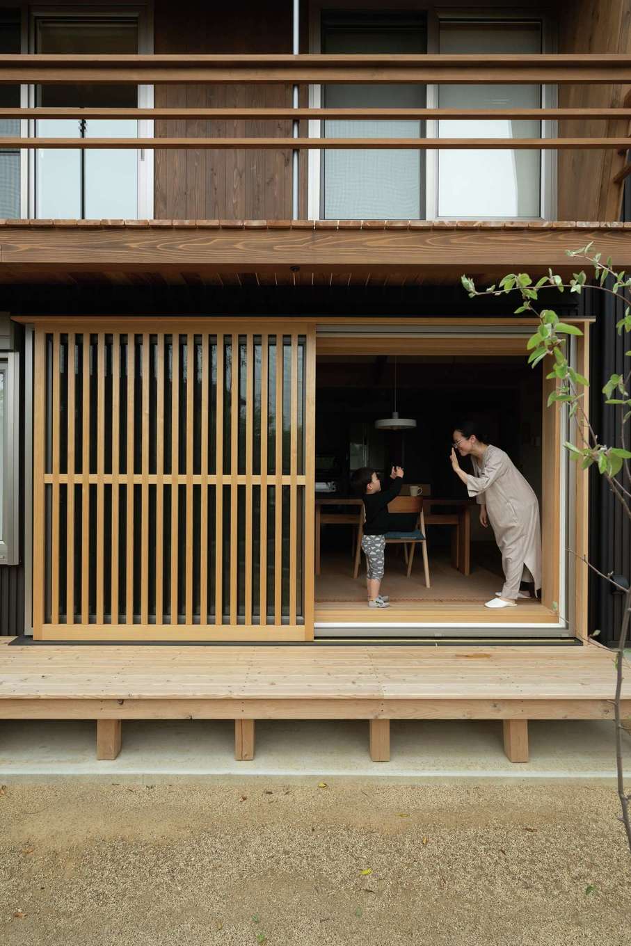 石牧建築【子育て、収納力、自然素材】2階の吊りバルコニーが庇の役割を果たすウッドデッキ