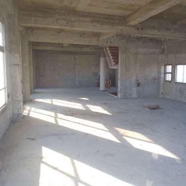 ２階の住居部分をキッチン側から。元の質感を活かしてリノベーション