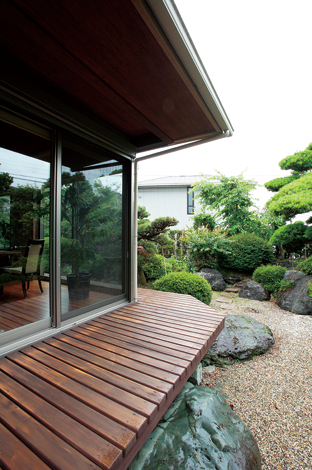 旧家から残る庭と新しいリビングとの連続性は匠の知恵と技が冴える