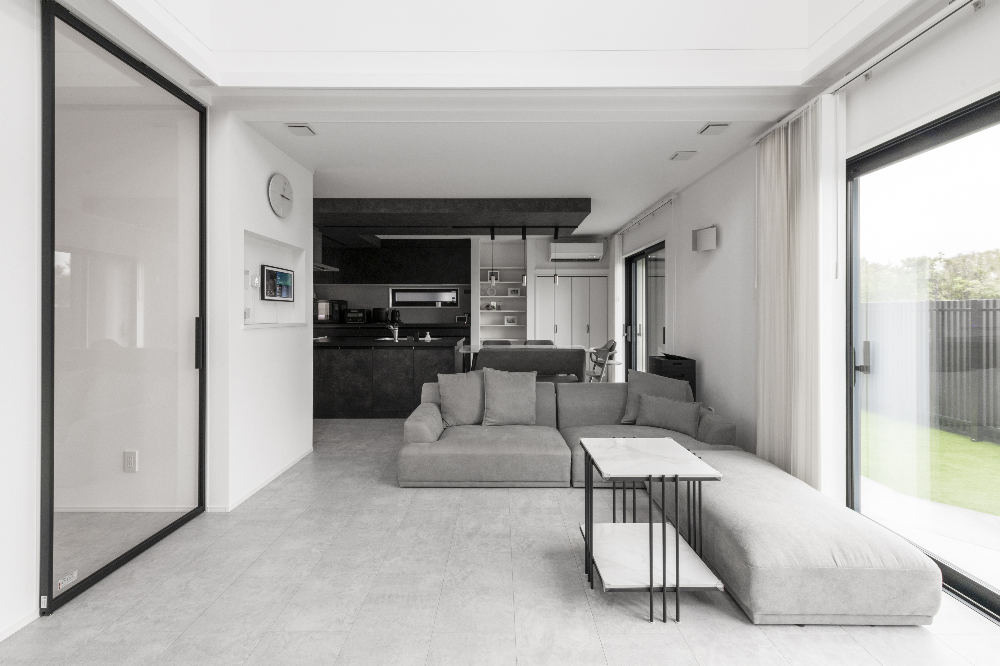 広島建設 セナリオハウス｜シンプルで洗練されたデザインが魅力の約24帖のLDK。広々とした空間で、リビングとダイニングが一体となり、快適に過ごせる工夫が凝らされています。こだわりの透明のドアが、LDKをより広く感じさせます。