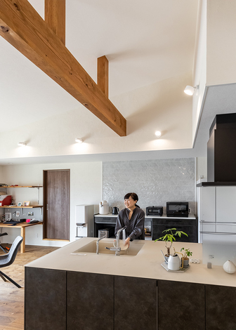 お気に入りのキッチンはTOTO。背面は統一感のある家電収納のカップボードを設置